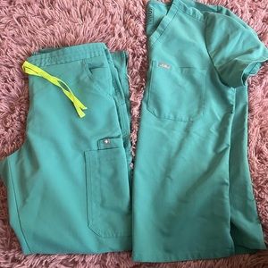 FIGS marine Yola skinny pant size med and Catarina one pocket top size sm
